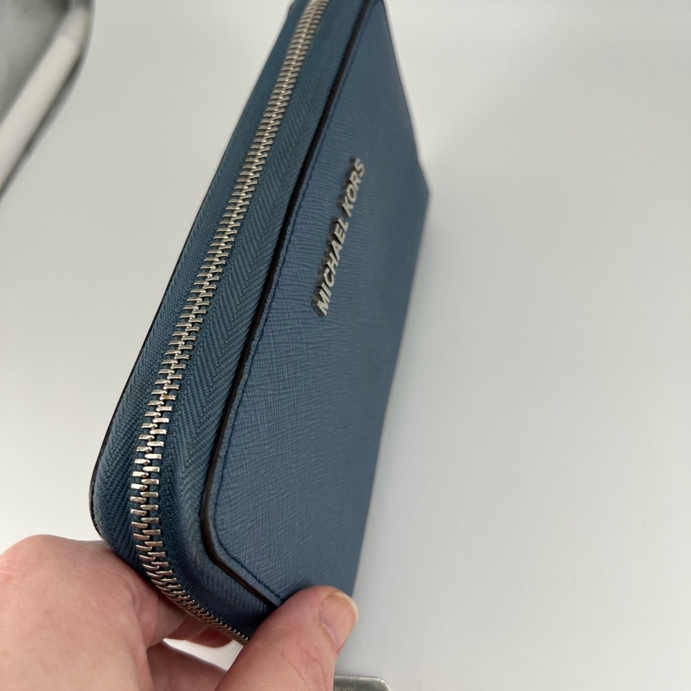 💙 Michael Kors Jet Set Travel Large Flat Multifunction Phone Case – Sky Blue 💙 - Picture 6 of 7